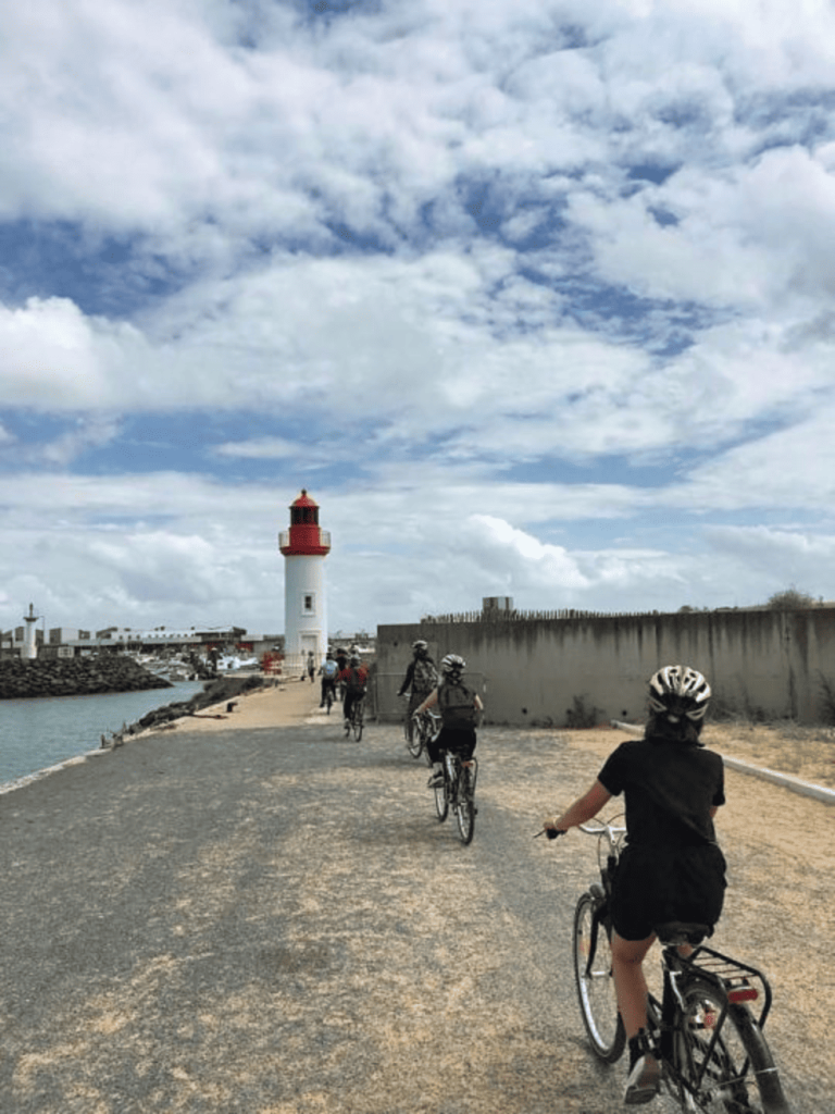 Balade à vélo avec Phare au loin