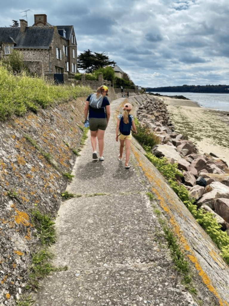 deux femmes marchant le long du rivage d’une plage