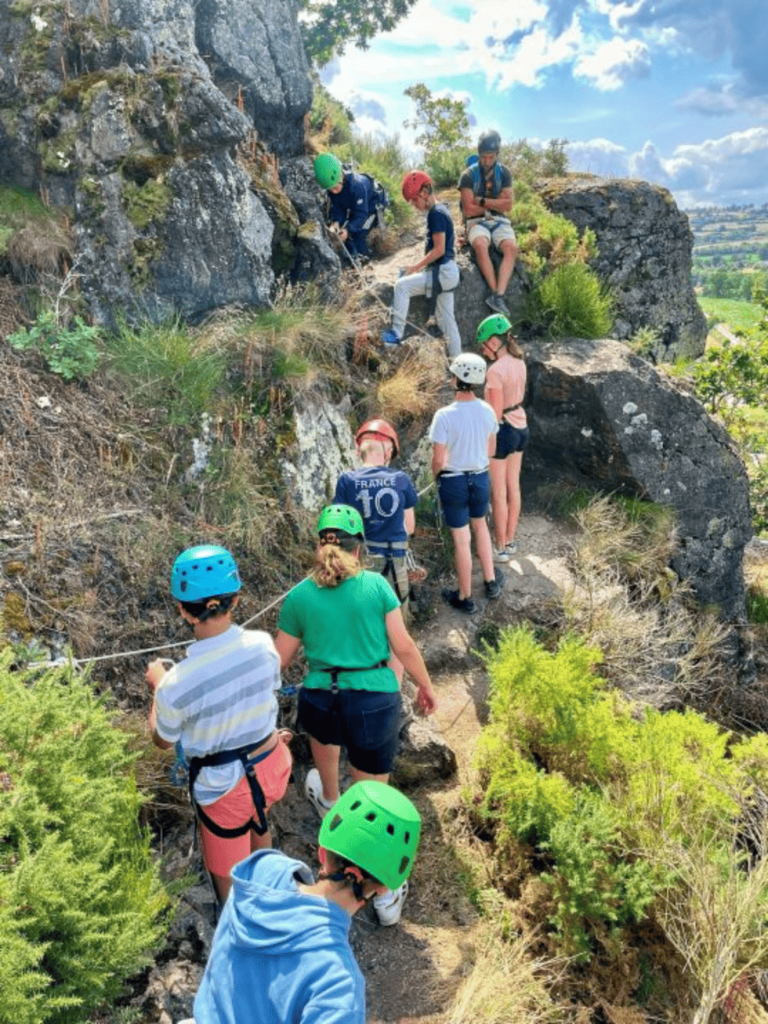 enfants marchant sur le sentier