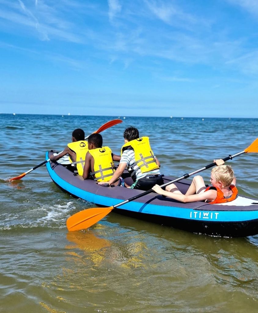 quatre enfants dans un kayak